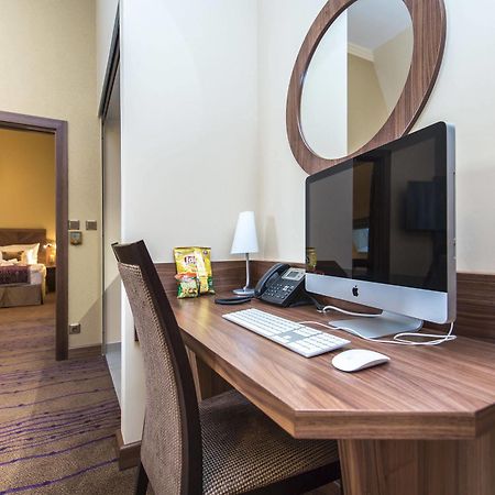 Merchants Crown Suites And Spa プラハ エクステリア 写真 A computer in a hotel room