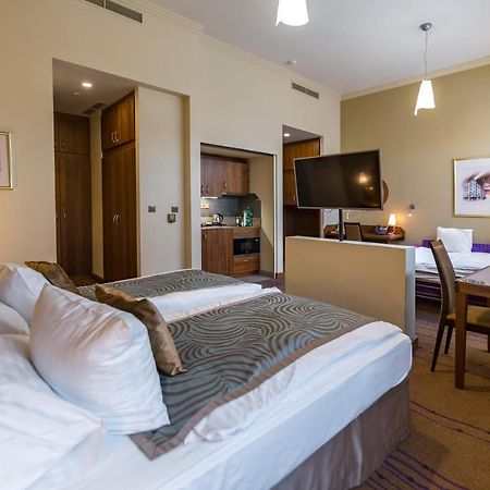 Merchants Crown Suites And Spa プラハ エクステリア 写真 A typical studio apartment