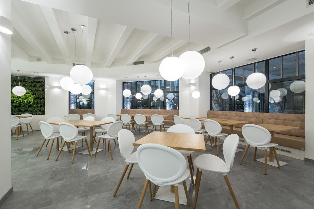 Merchants Crown Suites And Spa プラハ エクステリア 写真 The interior of the restaurant