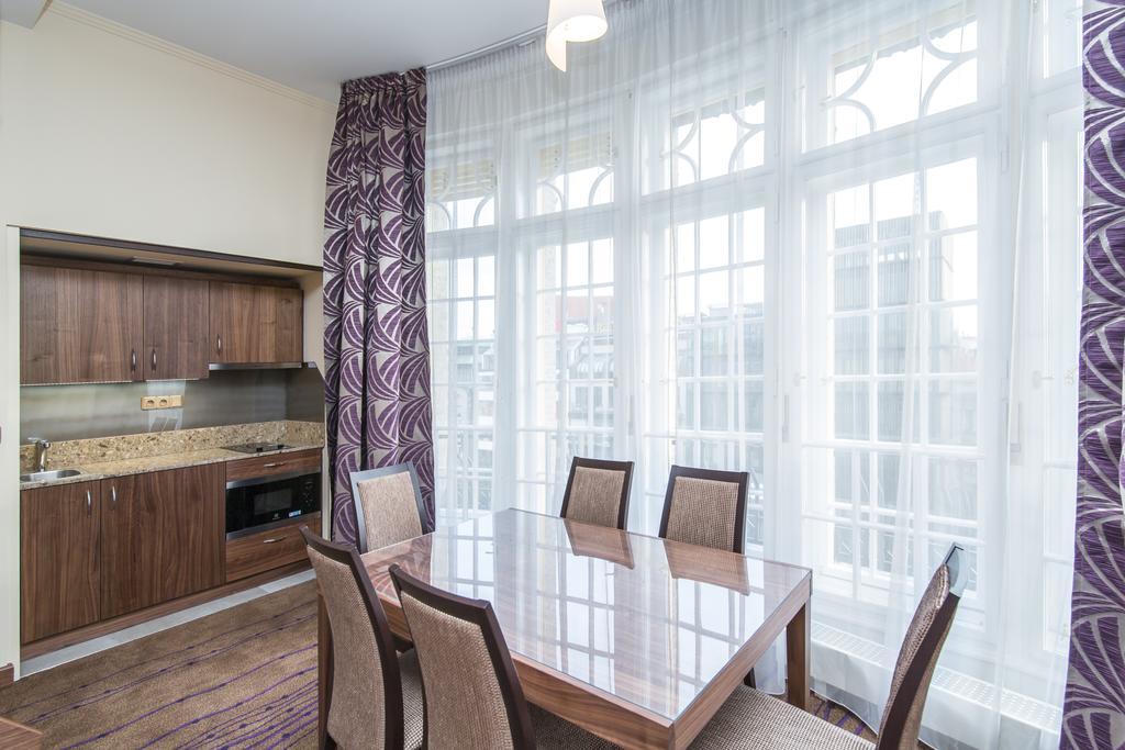 Merchants Crown Suites And Spa プラハ エクステリア 写真 A kitchen with a large window