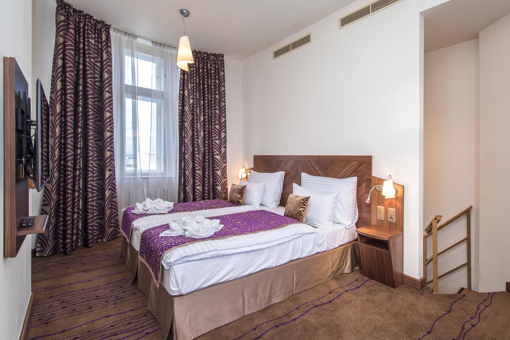 Merchants Crown Suites And Spa プラハ エクステリア 写真 A room at the hotel