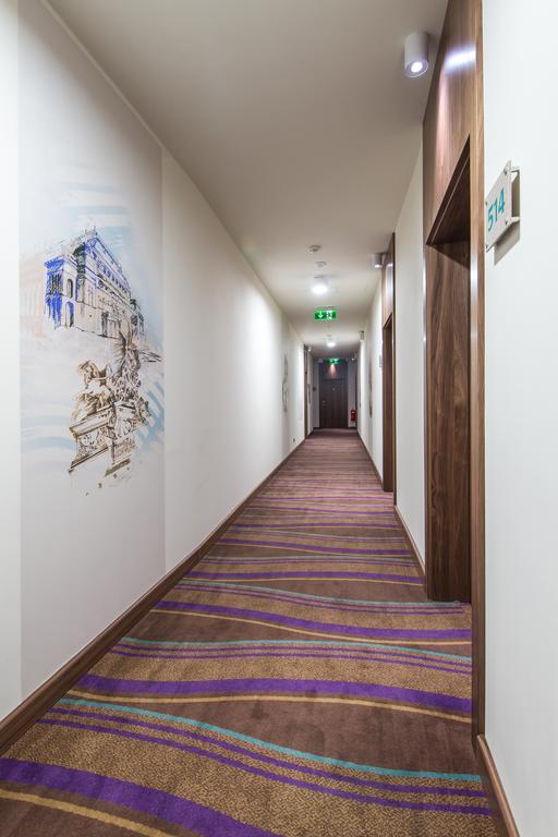 Merchants Crown Suites And Spa プラハ エクステリア 写真 A typical hotel corridor