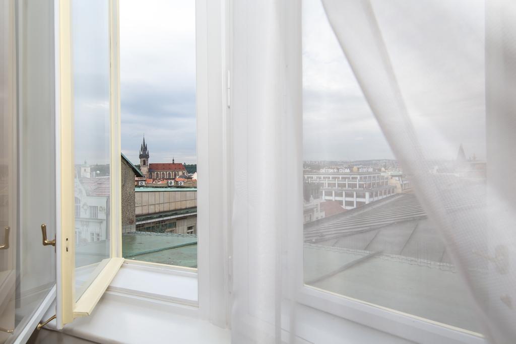 Merchants Crown Suites And Spa プラハ エクステリア 写真 Curtains