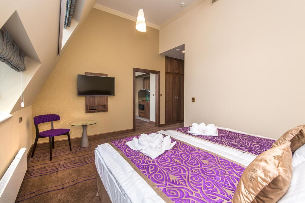 Merchants Crown Suites And Spa プラハ エクステリア 写真 A room at the Premier Inn in London