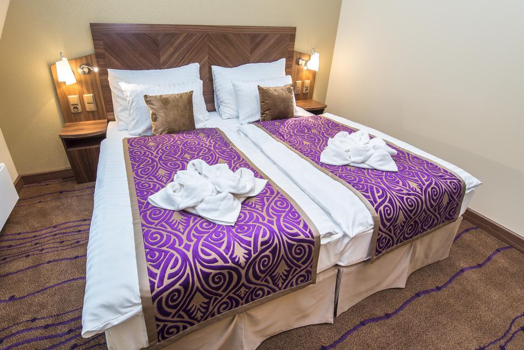 Merchants Crown Suites And Spa プラハ エクステリア 写真 A bed with a bed skirt