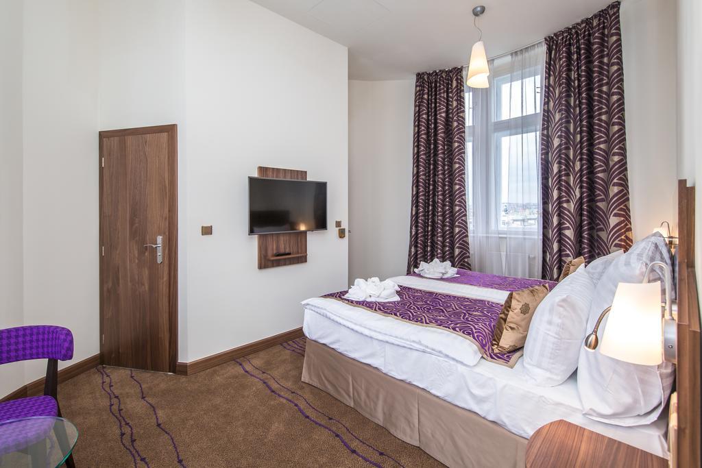 Merchants Crown Suites And Spa プラハ エクステリア 写真 A room at the hotel