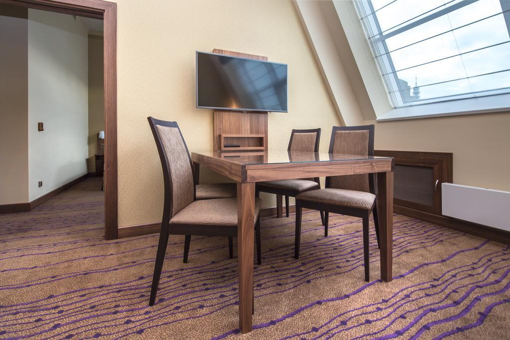 Merchants Crown Suites And Spa プラハ エクステリア 写真 A suite at the hotel