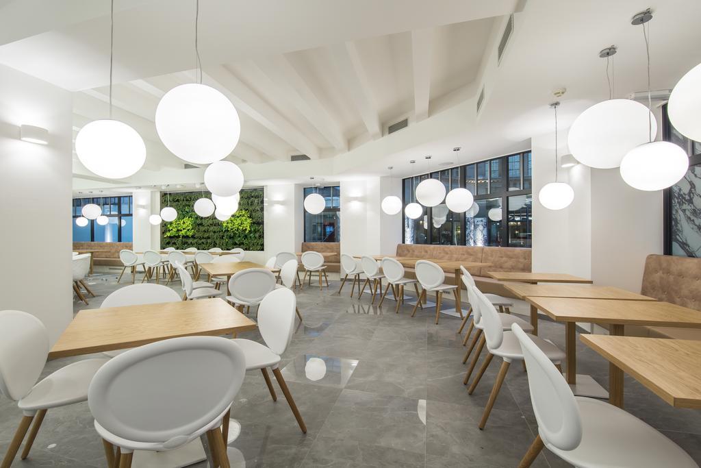 Merchants Crown Suites And Spa プラハ エクステリア 写真 Interior of the restaurant