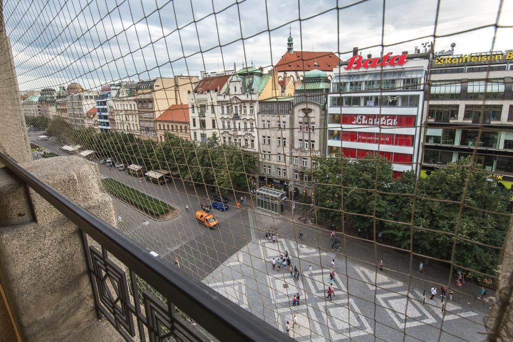 Merchants Crown Suites And Spa プラハ エクステリア 写真 View of the square from the observation deck of the Westin Palace Vienna
