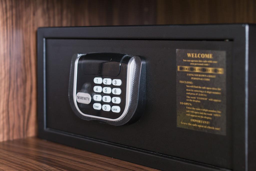 Merchants Crown Suites And Spa プラハ エクステリア 写真 A safe with a keypad