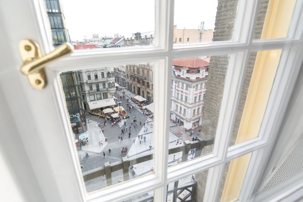 Merchants Crown Suites And Spa プラハ エクステリア 写真 View from the window of a room at the hotel