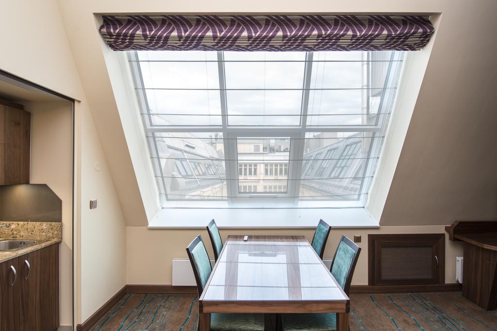Merchants Crown Suites And Spa プラハ エクステリア 写真 Roman shade
