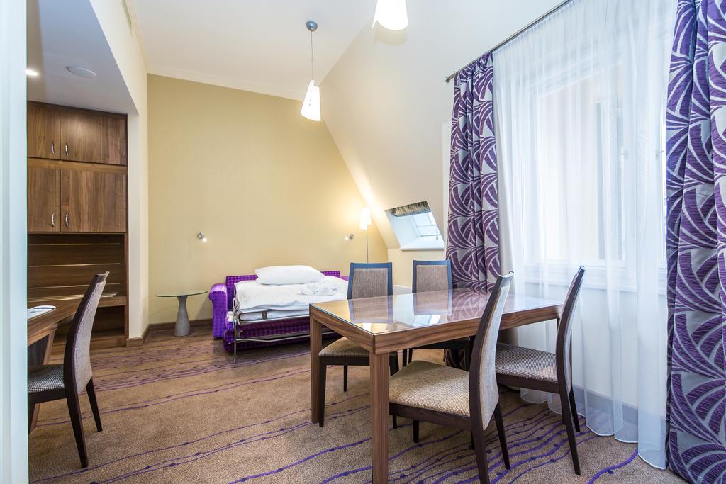 Merchants Crown Suites And Spa プラハ エクステリア 写真 A typical apartment