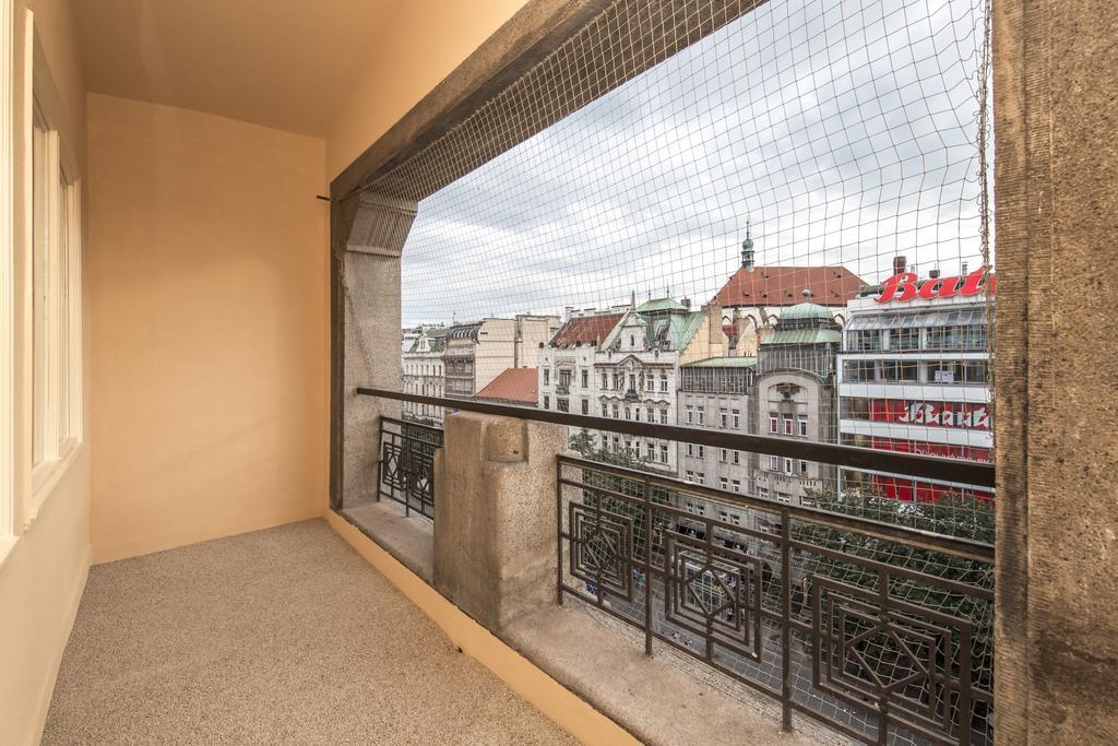 Merchants Crown Suites And Spa プラハ エクステリア 写真 A balcony in Vienna
