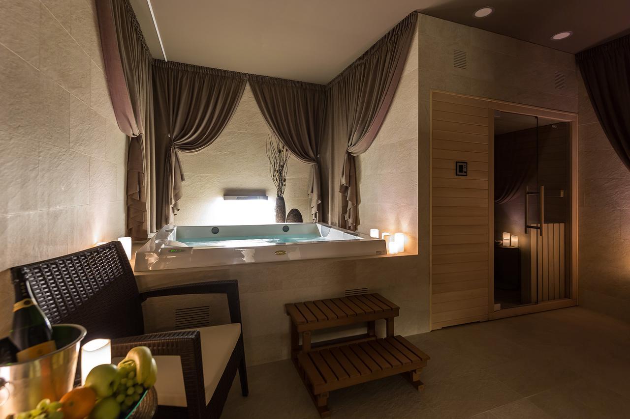 Merchants Crown Suites And Spa プラハ エクステリア 写真 A spa in a hotel