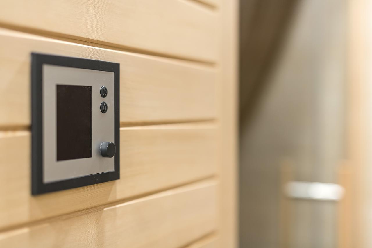 Merchants Crown Suites And Spa プラハ エクステリア 写真 A modern door bell