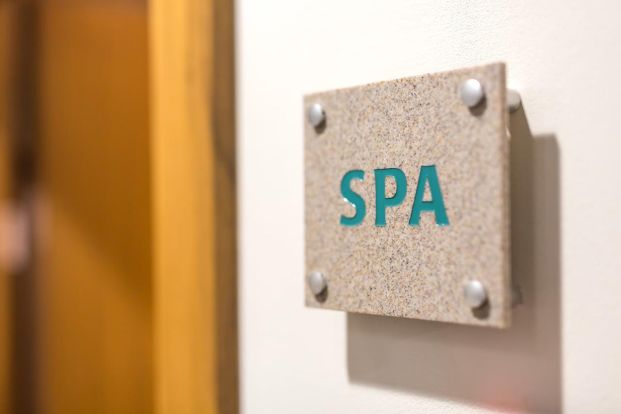 Merchants Crown Suites And Spa プラハ エクステリア 写真 Spa sign