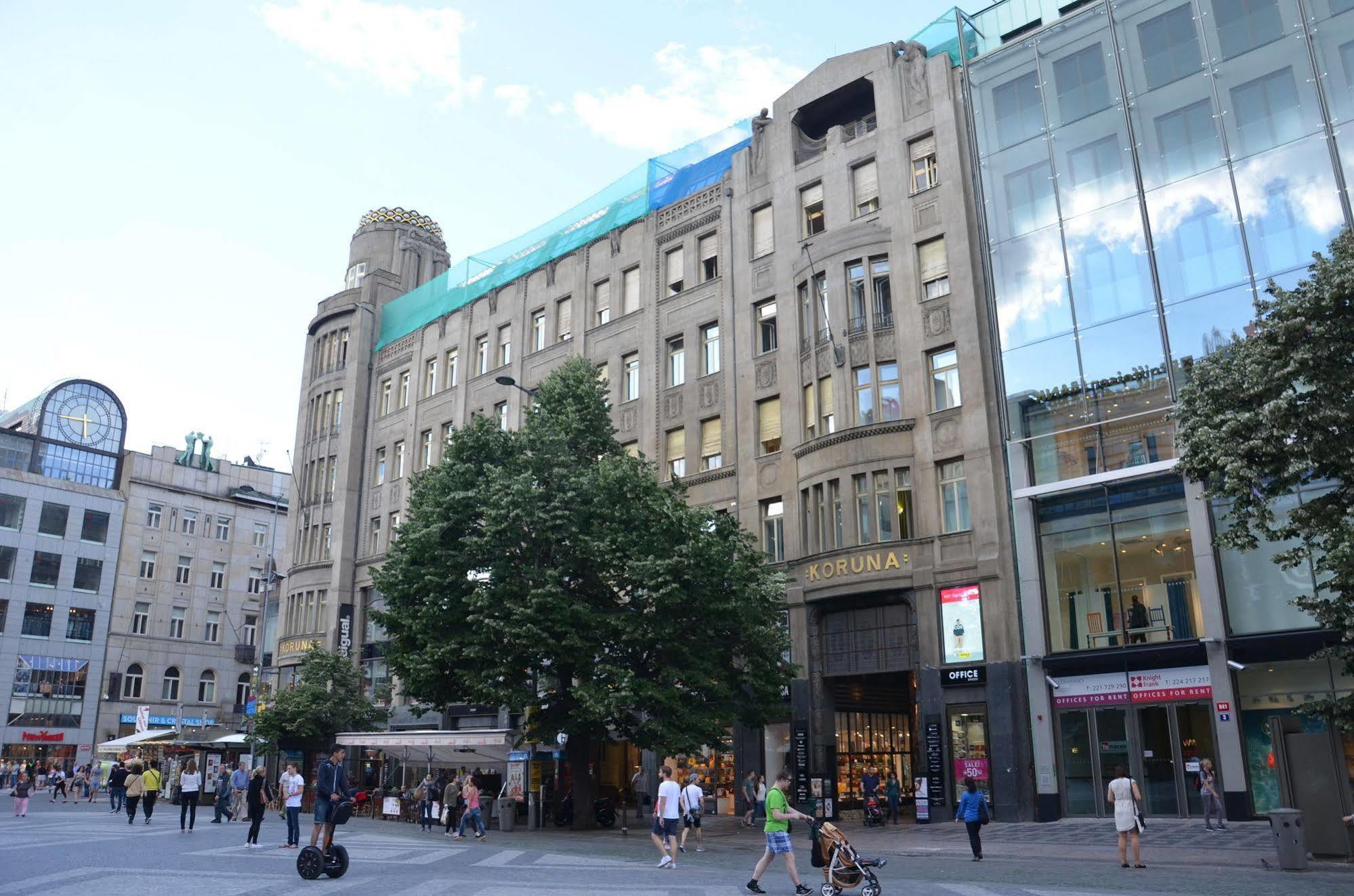 Merchants Crown Suites And Spa プラハ エクステリア 写真 The former department store, now a shopping centre