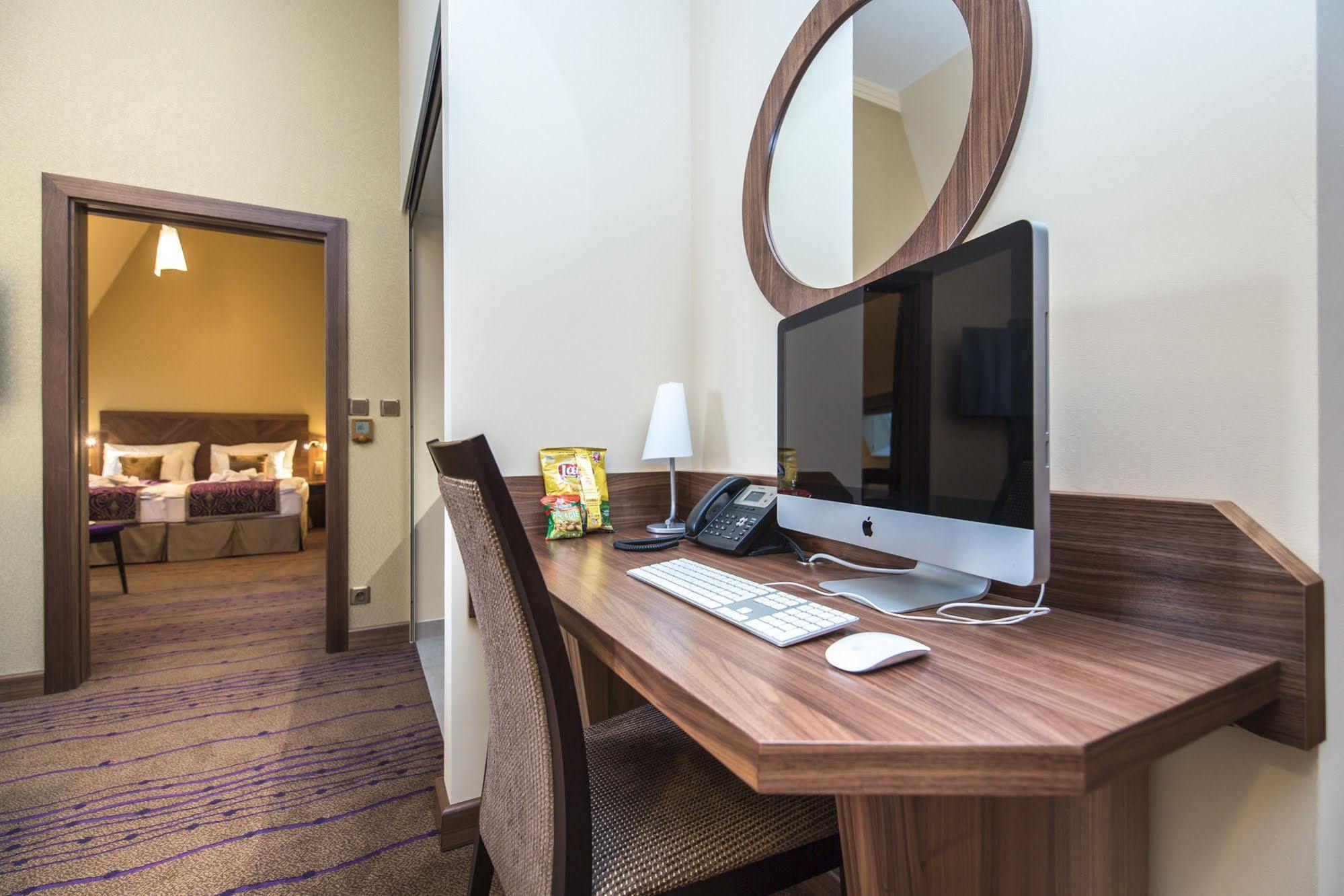 Merchants Crown Suites And Spa プラハ エクステリア 写真 A computer in a hotel room