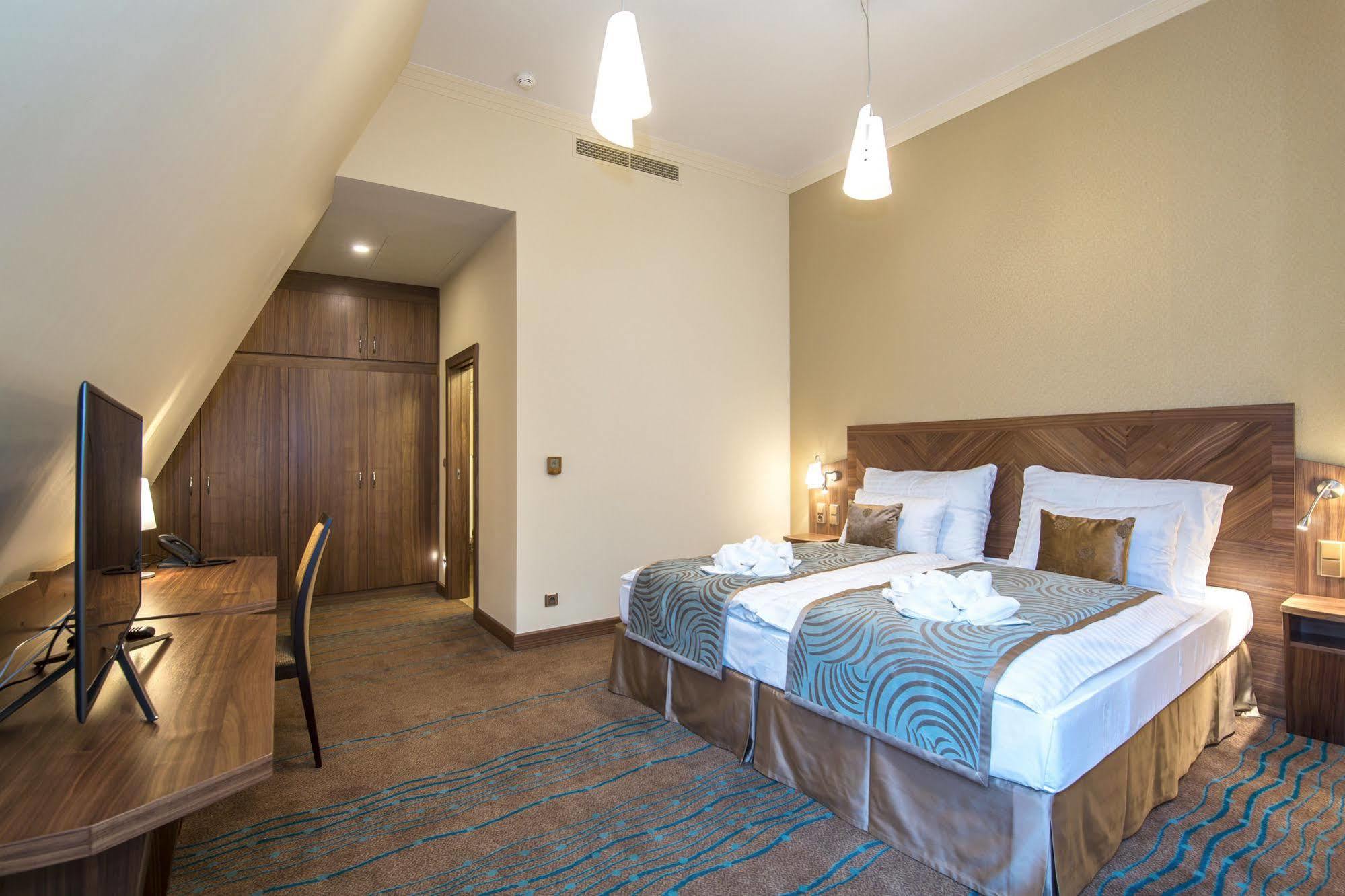 Merchants Crown Suites And Spa プラハ エクステリア 写真 A room at the hotel