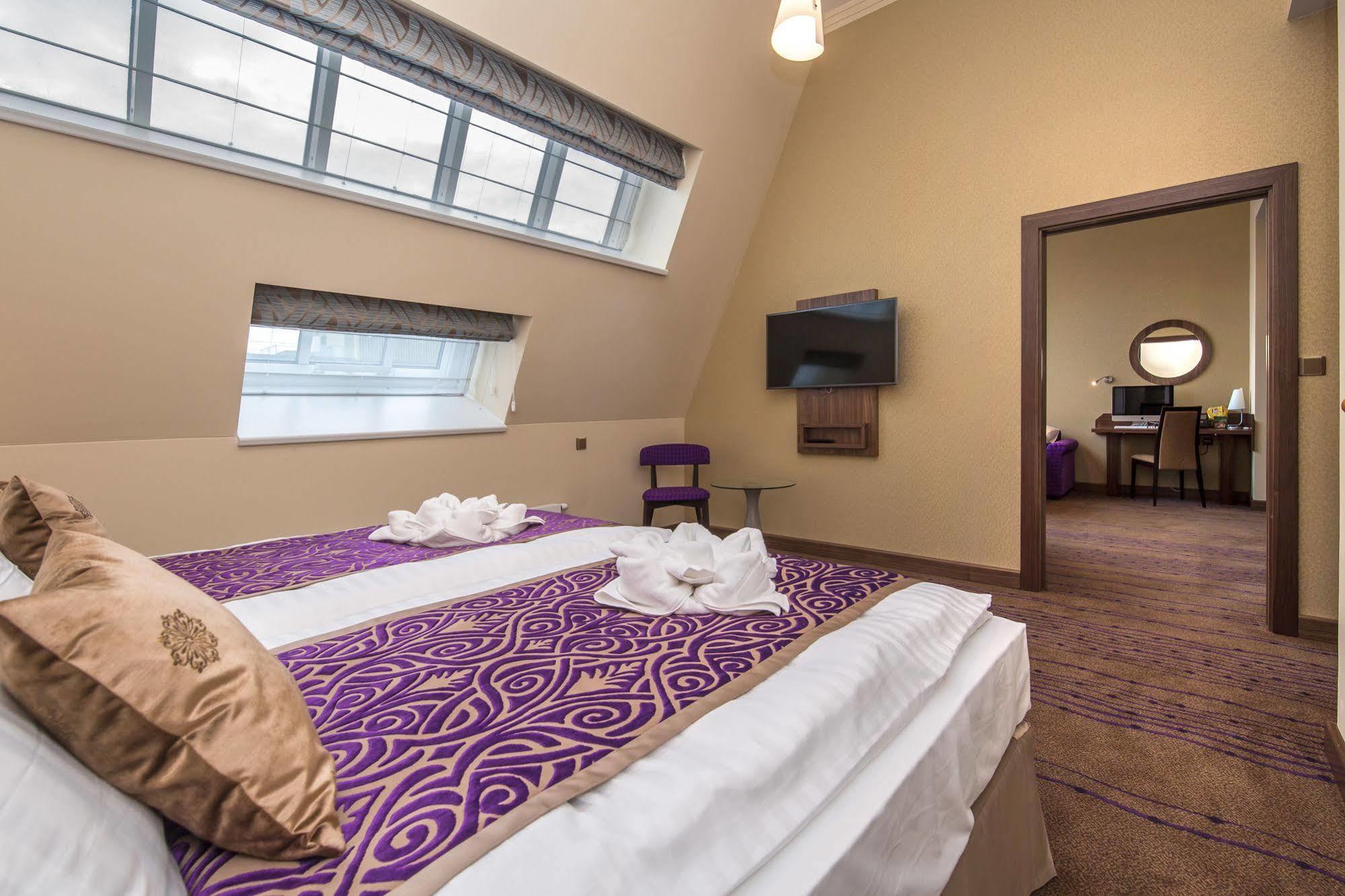 Merchants Crown Suites And Spa プラハ エクステリア 写真 A suite at the hotel