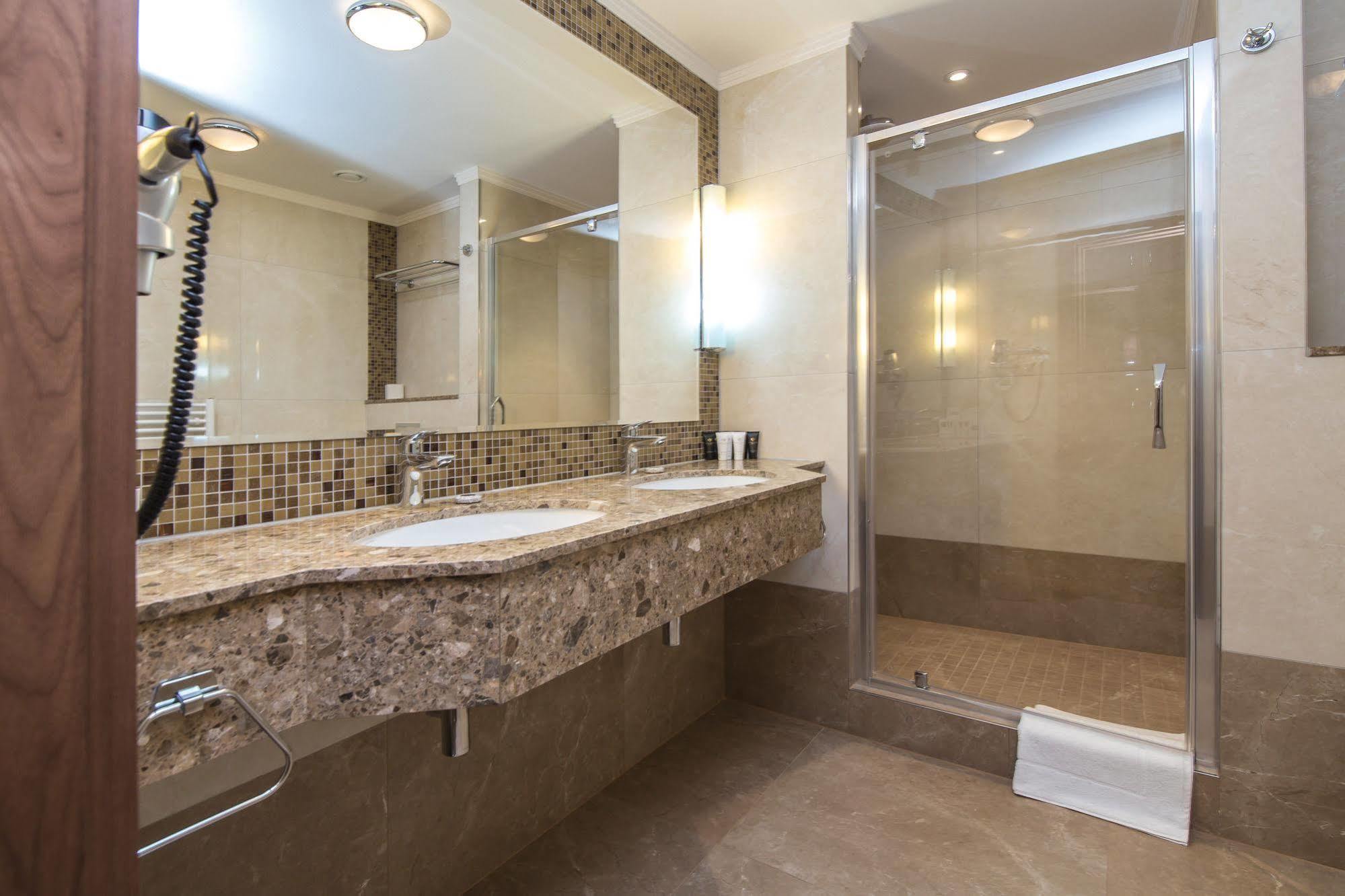 Merchants Crown Suites And Spa プラハ エクステリア 写真 A shower enclosure