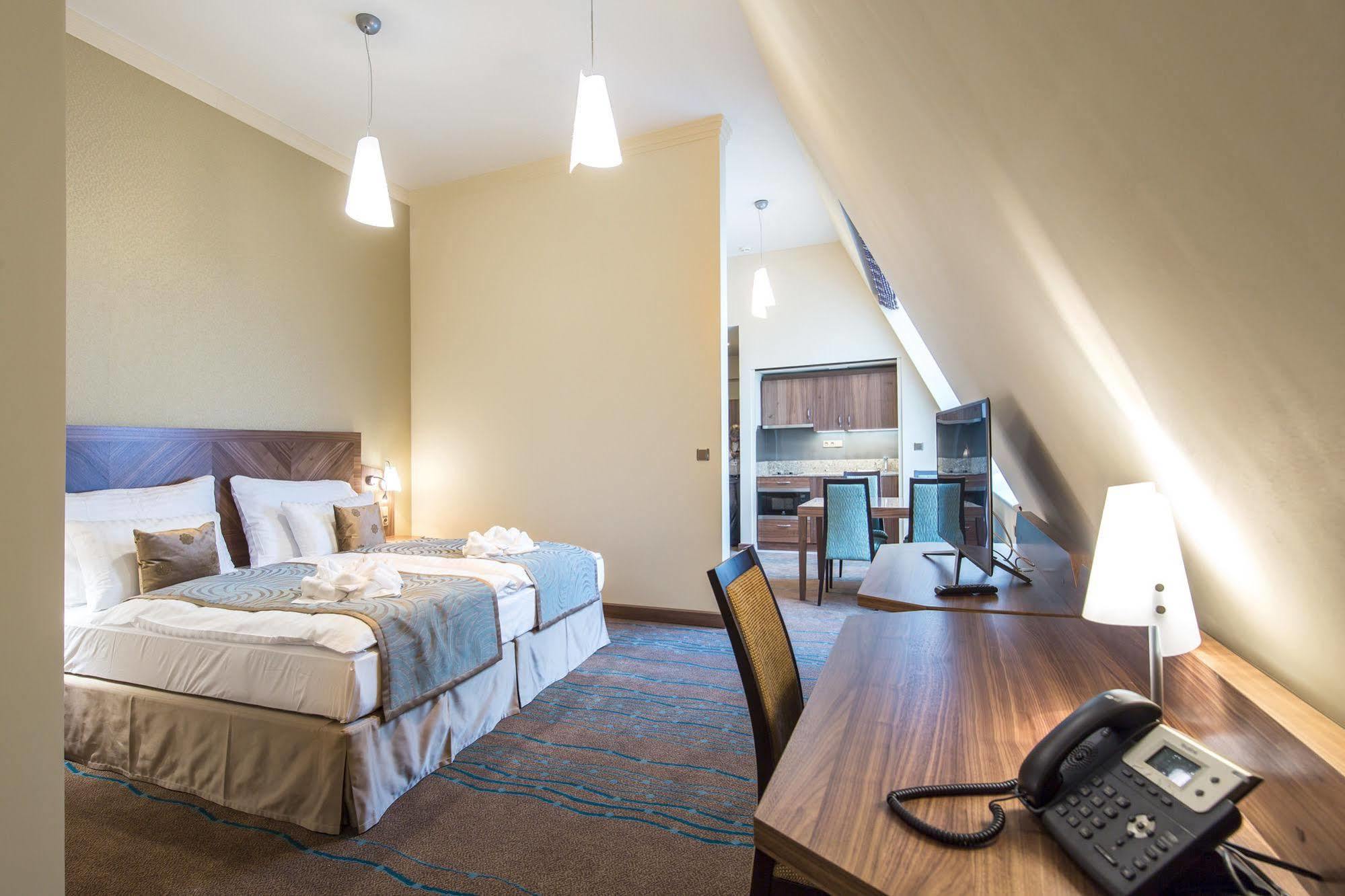 Merchants Crown Suites And Spa プラハ エクステリア 写真 A typical room at the hotel
