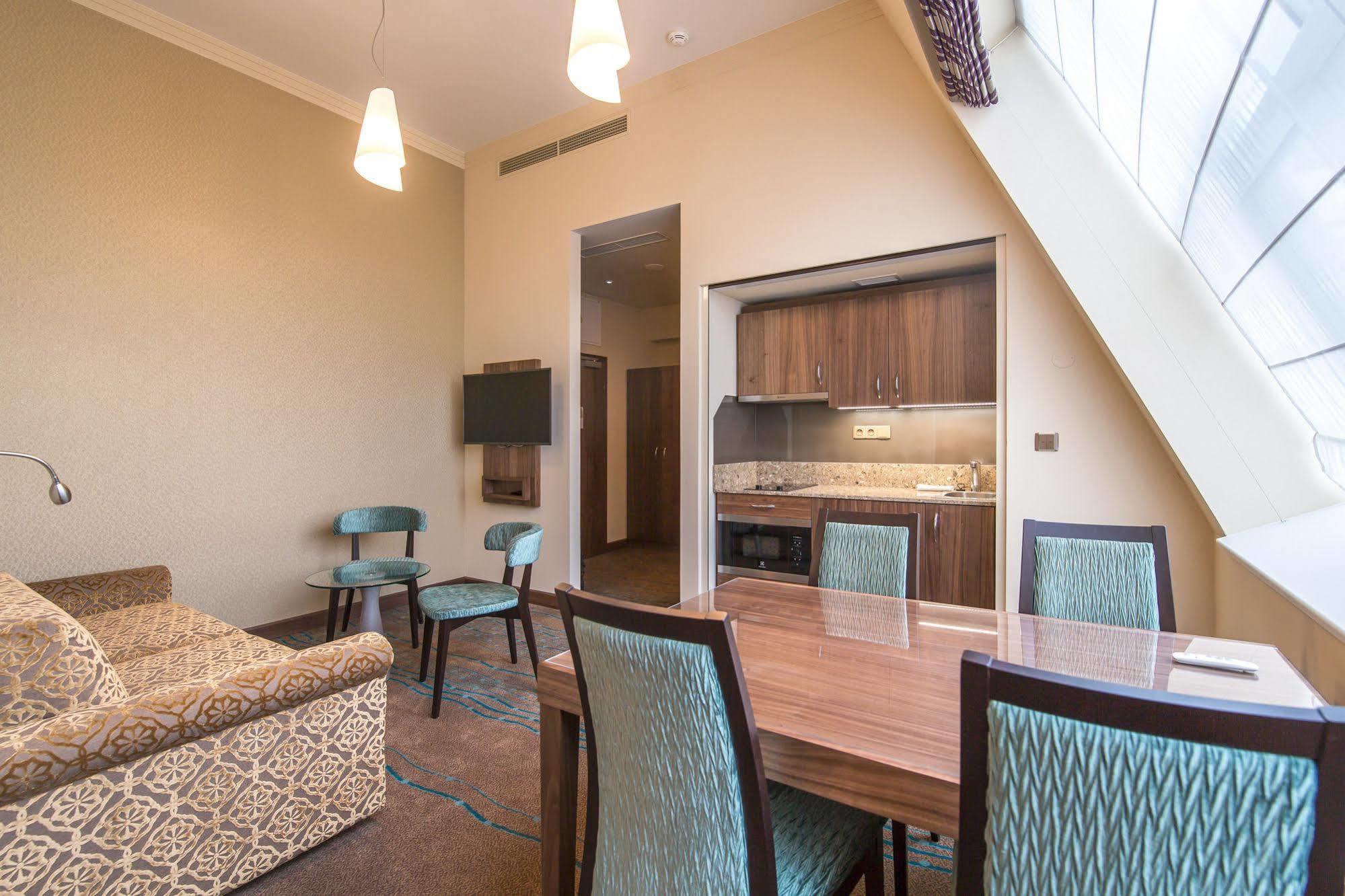 Merchants Crown Suites And Spa プラハ エクステリア 写真 A suite at the hotel