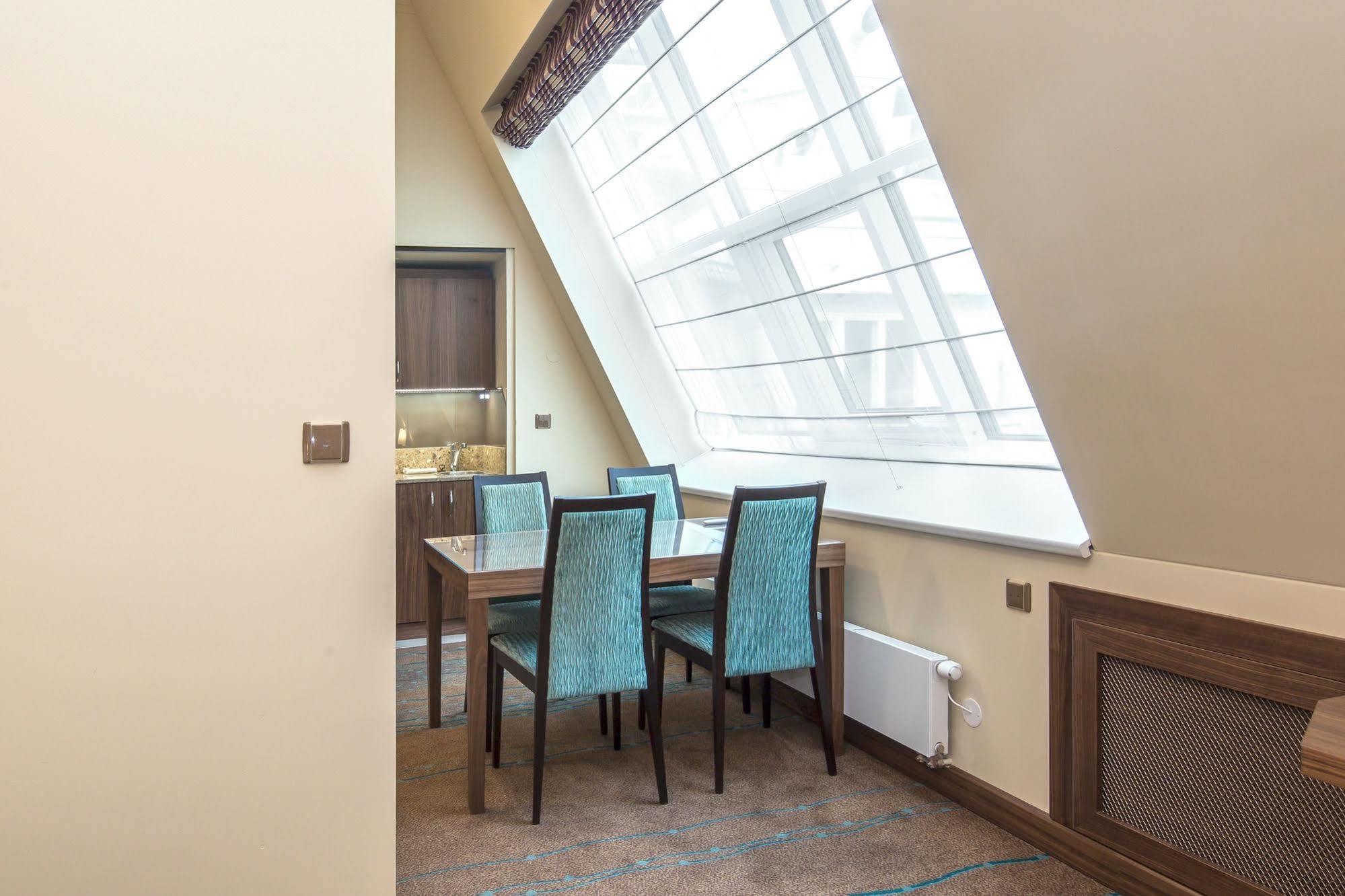 Merchants Crown Suites And Spa プラハ エクステリア 写真 A Roman blind in a hotel room