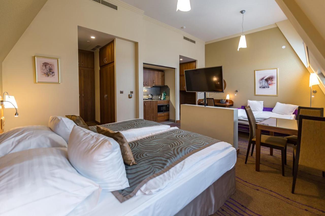 Merchants Crown Suites And Spa プラハ エクステリア 写真 A typical studio apartment