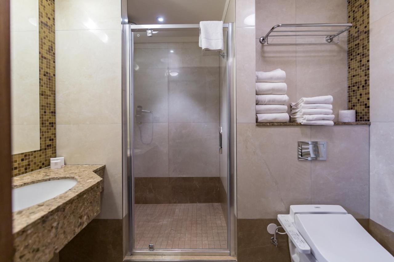 Merchants Crown Suites And Spa プラハ エクステリア 写真 A shower enclosure