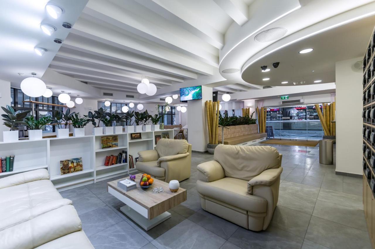 Merchants Crown Suites And Spa プラハ エクステリア 写真 Business lounge at Belgrade Nikola Tesla Airport
