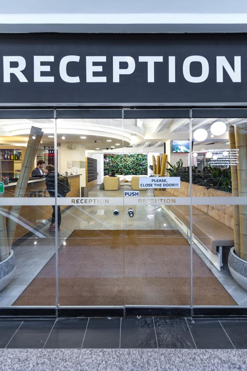Merchants Crown Suites And Spa プラハ エクステリア 写真 Automatic door
