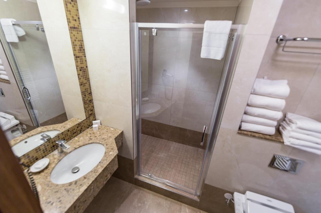 Merchants Crown Suites And Spa プラハ エクステリア 写真 A shower enclosure